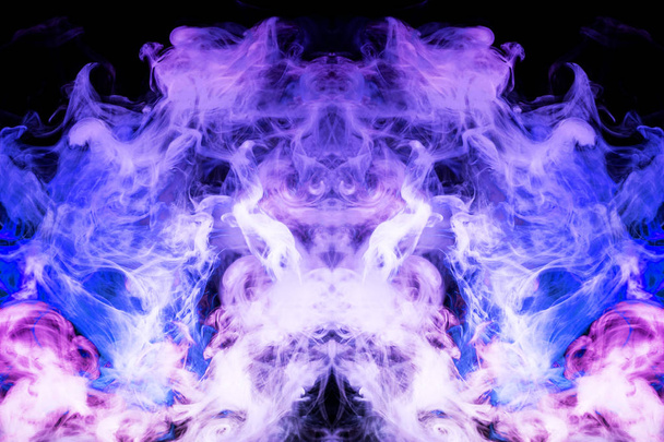 Облако синего дыма в виде черепа, монстра, дракона на черном изолированном фоне. Фон из дыма от паров. Мокап для крутой футболки
 - Фото, изображение