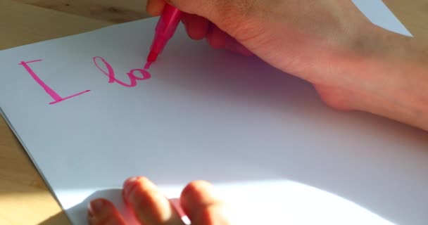 女性の手が私の愛を書く紙の白いシートにクローズ アップ表示 - Dci の 4 k 解像度 - 映像、動画