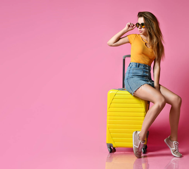 Woman tourist with travel suitcase isolated on summer background - Foto, Imagem