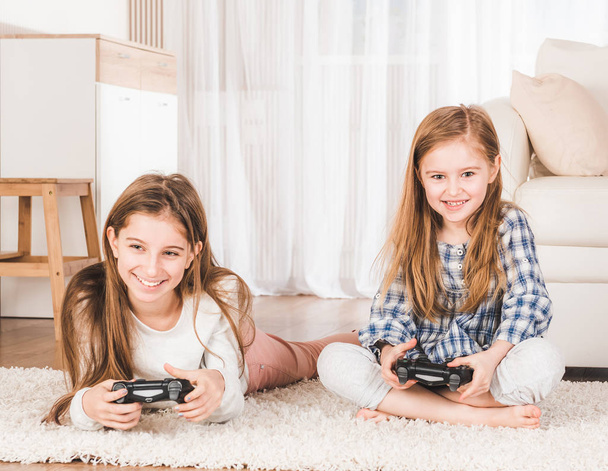 Two sisters playing games - Fotó, kép