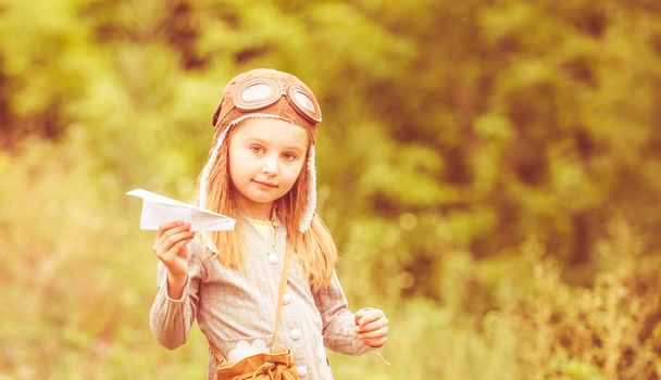kağıt uçak ile kask pilot, sevimli küçük kız - Fotoğraf, Görsel