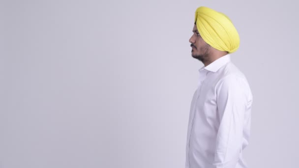 Widok profilu Brodaty Sikh indyjski biznesmen sobie turban - Materiał filmowy, wideo