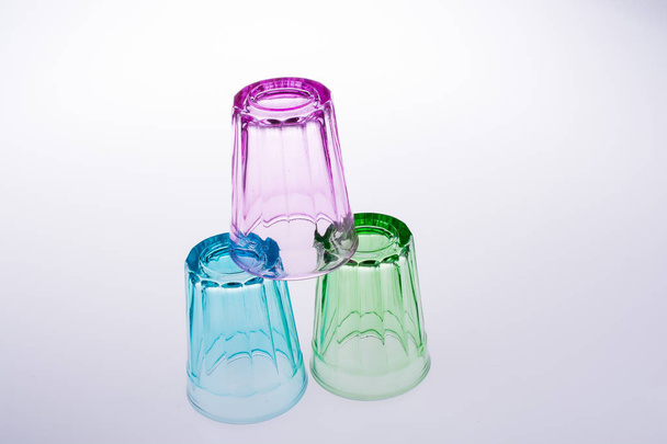 copos coloridos no fundo branco - Foto, Imagem