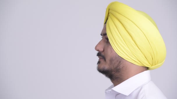Widok profilu Brodaty Sikh indyjski biznesmen myślenia - Materiał filmowy, wideo