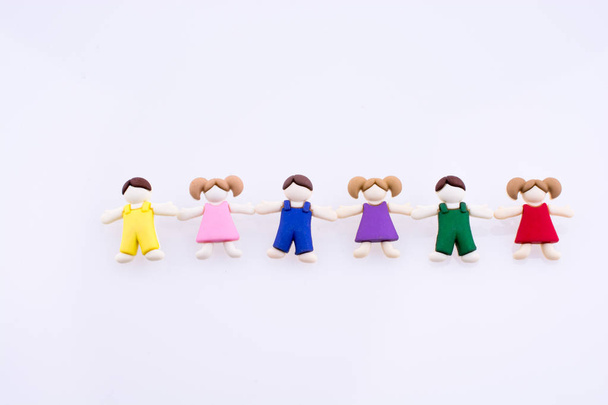 Bambini vestiti colorati figure su uno sfondo bianco - Foto, immagini