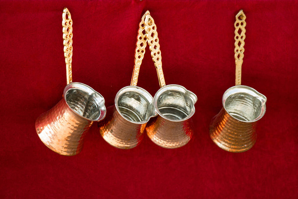 Panelas de café turcas feitas de metal em um estilo tradicional - Foto, Imagem
