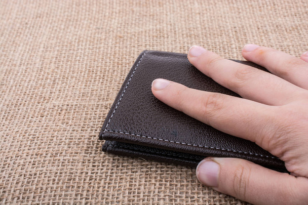 Кожаный бумажник в ручной экономии и финансовой концепции - Фото, изображение