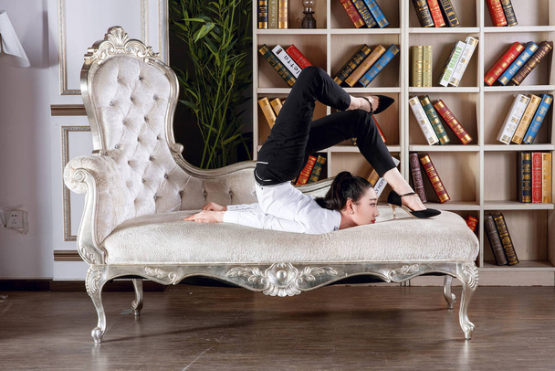 La contorsionista china Liu Teng muestra la flexibilidad de su cuerpo en su nueva sala de estar en casa en Beijing, China, 7 de agosto de 2016
 - Foto, imagen
