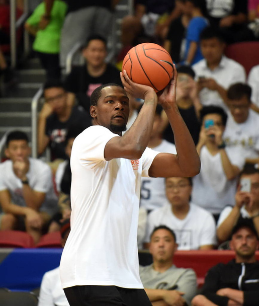 Kevin Durant, estrella de la NBA, muestra sus habilidades de baloncesto en un evento promocional para Nike Rise Academy durante su gira por Asia en Hong Kong, China, el 12 de julio de 2016
. - Foto, imagen