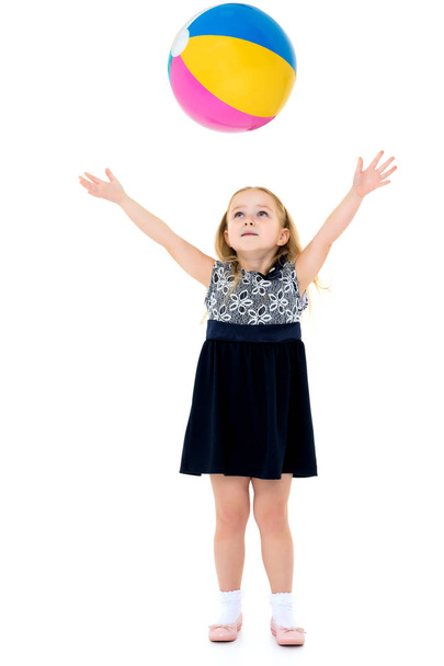 Little girl is playing with a ball - Fotoğraf, Görsel