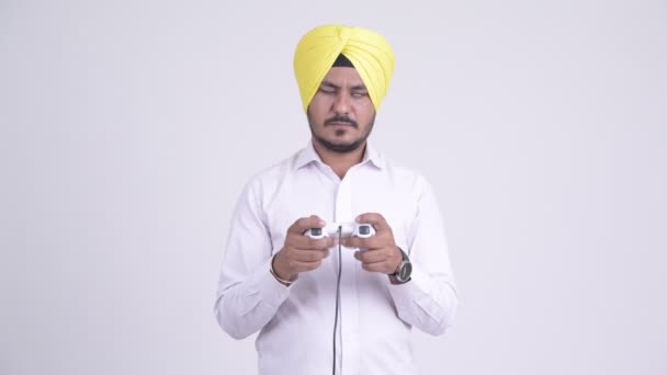 Κουρασμένος επιχειρηματίας γενειοφόρος ινδική Σιχ παίζοντας παιχνίδια και ύπνος - Πλάνα, βίντεο