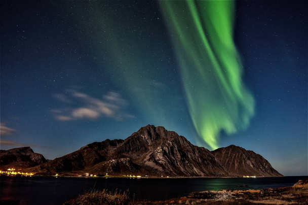 vista panorâmica das luzes do norte sobre as montanhas, Napp, Flakstad, Nordland, Noruega
 - Foto, Imagem