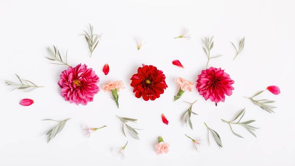 Εορταστική σύνθεση λουλουδιών σε λευκό ξύλινο φόντο. Εναέρια προβολή - Φωτογραφία, εικόνα
