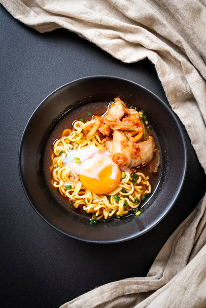 Korean instant noodles with kimchi and egg - Korean ramen style - Foto, Imagen