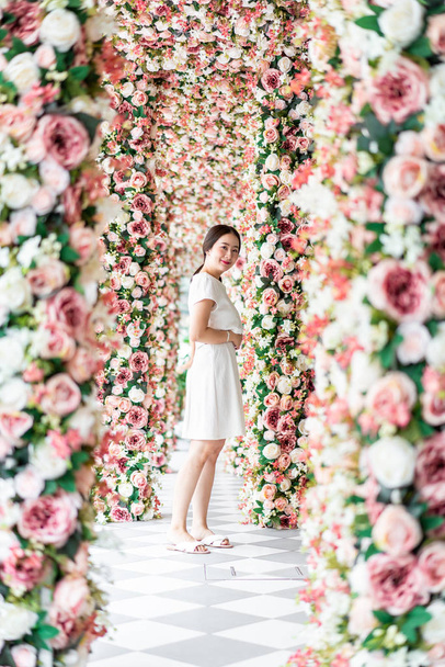 beautiful Asian woman with flower arches - valentine concept - Foto, imagen