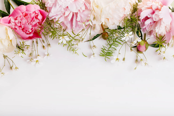 Delicada peonía rosa blanca con flores de pétalos y cinta blanca sobre tabla de madera. Vista superior, posición plana. Copiar espacio. Cumpleaños, Madres, San Valentín, Mujeres, concepto del día de la boda
 - Foto, imagen