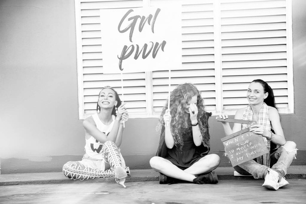 Děvčata sedí na ulici plakát. Mezinárodní den Dámské. Ženy různých národností, kultur a genderové identity. Boj za svobodu, nezávislost, rovnost - Fotografie, Obrázek