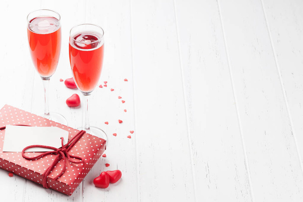 Ystävänpäivä onnittelukortti samppanjaa ja rakkautta lahjapakkauksessa puinen tausta. Tilaa tervehdyksille
 - Valokuva, kuva