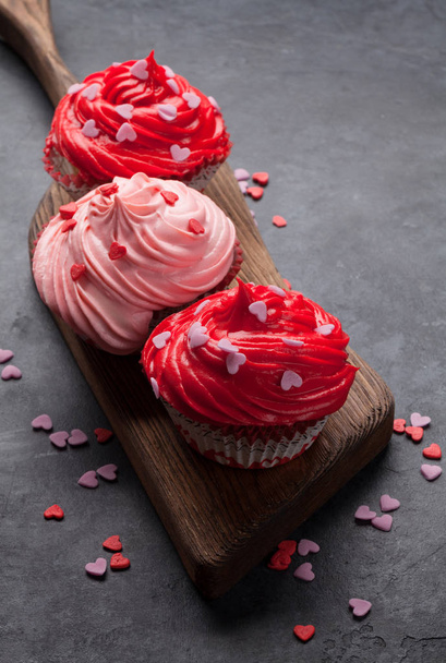 Tarjeta de felicitación del día de San Valentín con deliciosos cupcakes dulces sobre fondo de piedra
 - Foto, Imagen