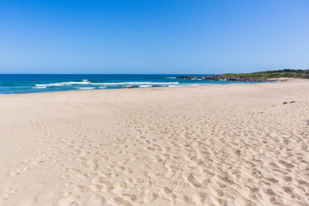 Пляж белые пески и голубой океан скалистые мыса точку отдыха пейзаж
 - Фото, изображение