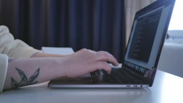 Zbliżenie: Kobieta rąk podczas pisania wiadomości tekstowych na laptopie, młody student kobieta siedzi? i przy użyciu komputera przenośnego, zwolnionym tempie - Materiał filmowy, wideo