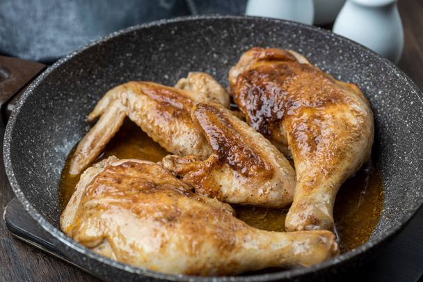 Grilled chicken legs and wings on the grill pan macro. Horizontal view from above - 写真・画像