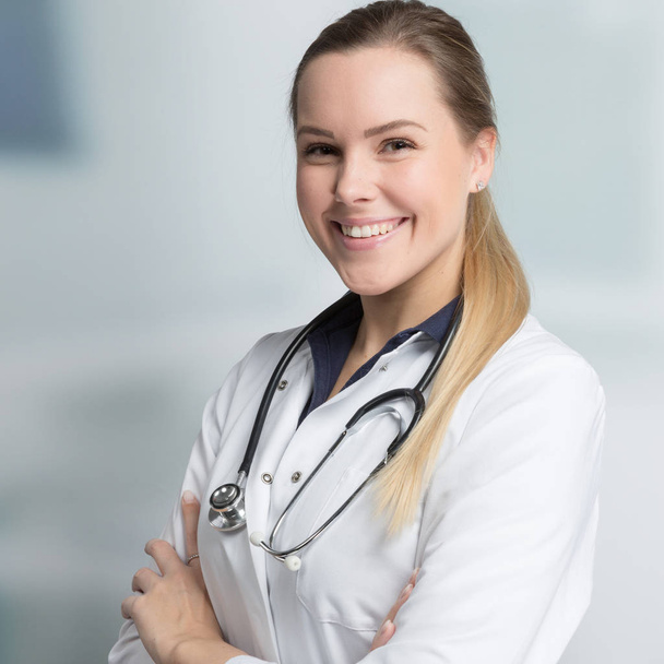 jonge vrouwelijke arts met stethoscoop - Foto, afbeelding