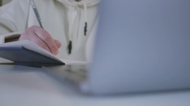 woman using laptop computer - Materiaali, video