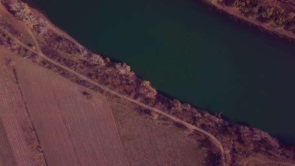青い川と農地遅い無人飛行。ドニエストル川、モルドバ共和国。4 k 鳥瞰図します。 - 映像、動画