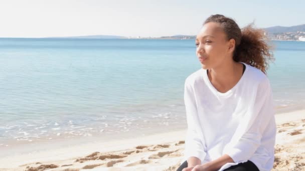 Jeune adolescente se détendre sur une plage de sable blanc
 - Séquence, vidéo