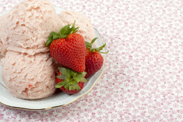 uno scoop di gelato alla fragola su un piatto con frutta
 - Foto, immagini