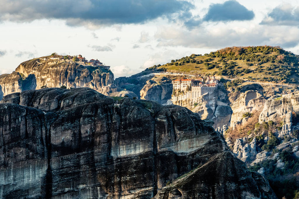 Varlaam és Grand Meteora kolostorok, épül a sziklák, hegyvidéki táj, meteorok, Trikala, Thesszália, Görögország - Fotó, kép