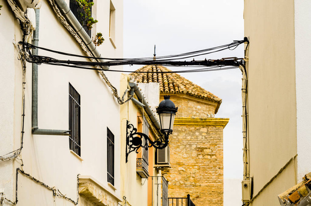 BAENA, ESPAÑA - 12 DE SEPTIEMBRE DE 2018 Calles vacías españolas en un pequeño pueblo junto a Córdoba, la arquitectura característica de la antigua Andalucía
 - Foto, Imagen