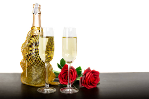 Botella de champán dos copas y rosas rojas aisladas sobre fondo blanco
 - Foto, imagen
