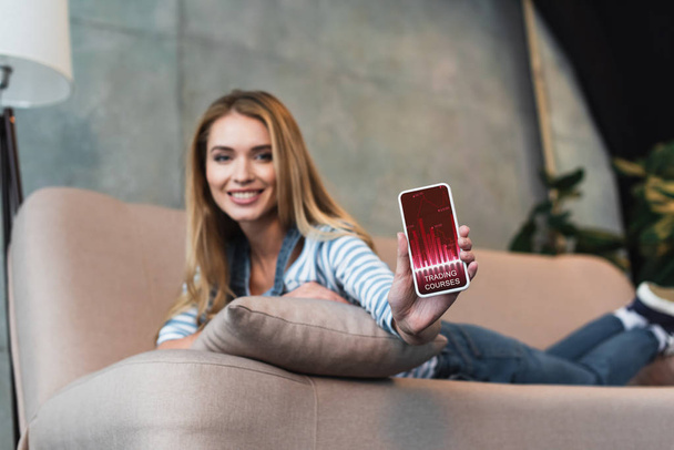 foco seletivo de smartphone na mão de mulher no sofá
 - Foto, Imagem