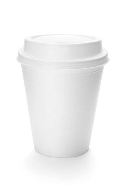 白の背景では、クリッピング パスを含めるに分離されたプラスチック製のトップをホワイト ペーパー コーヒー カップ. - 写真・画像