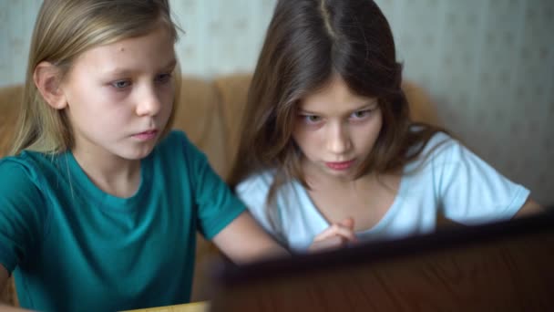 internet addiction by kids playing online games on laptop - Séquence, vidéo