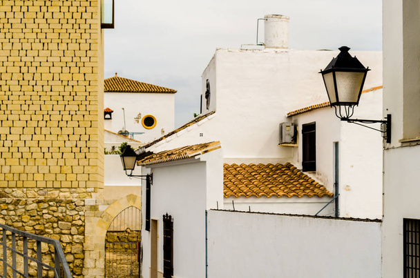BAENA, ESPAÑA - 12 DE SEPTIEMBRE DE 2018 Calles vacías españolas en un pequeño pueblo junto a Córdoba, la arquitectura característica de la antigua Andalucía
 - Foto, Imagen