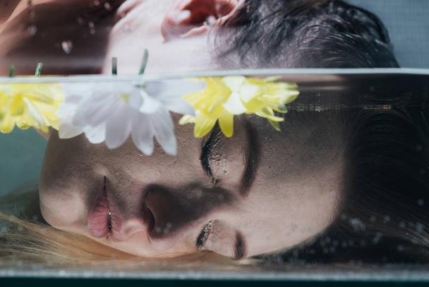 close up de menina posando debaixo d 'água com os olhos fechados
 - Foto, Imagem