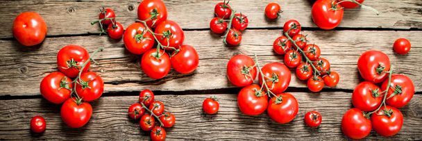 Fresh ripe tomatoes. On a wooden background. - Foto, Bild