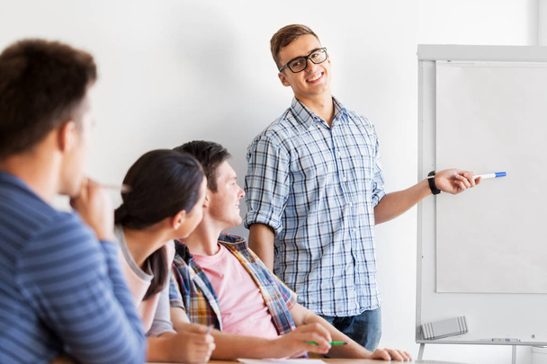 group of high school students with flip chart - Foto, afbeelding