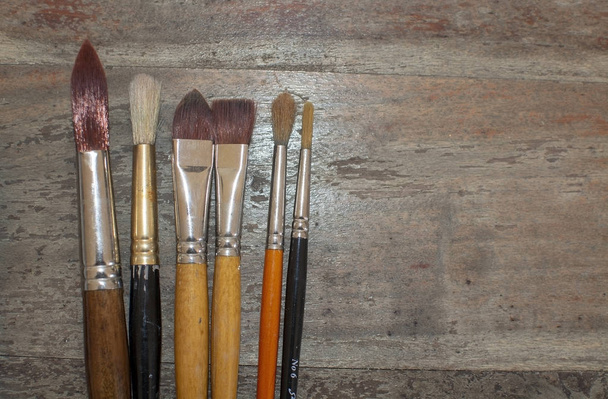 Set di vari pennelli artista per pittura ad acquerello su vecchio squallido grungy retro vintage sfondo in legno. - Foto, immagini