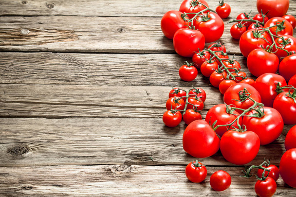 Fresh ripe tomatoes. On a wooden background. - Foto, immagini