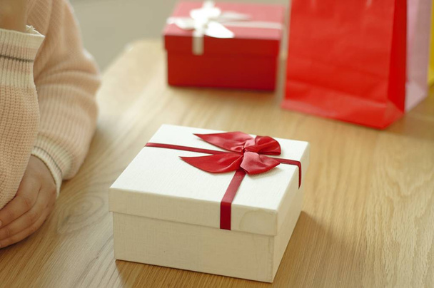 gitf box dia de amor compras feliz vermelho e branco
 - Foto, Imagem