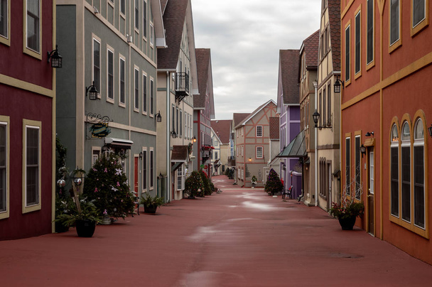 Una calle peatonal en un pequeño pueblo de estilo europeo
. - Foto, imagen