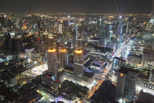  Widok w nocy z Baiyoke sky Hotel w Bangkoku w Tajlandii w Southeastasia. Tajlandia, Bangkok, listopada 2018 r. - Zdjęcie, obraz