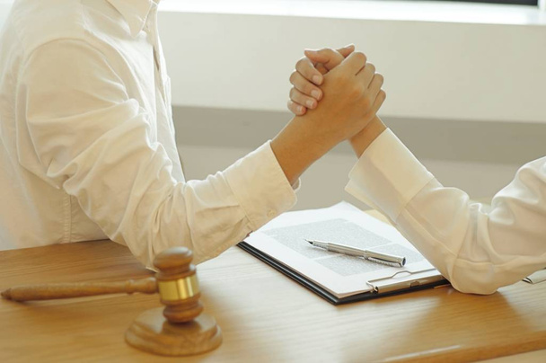 advocaat adviseert schudden handen van succes. - Foto, afbeelding