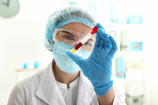 研究室での血液サンプルと働く女性 - 写真・画像