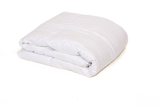 gerollte weiße Bettdecke auf isoliertem Hintergrund - Foto, Bild