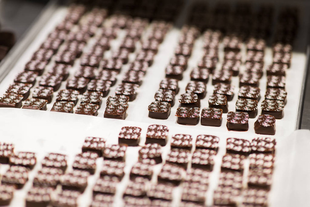 chocolate candies at confectionery shop - Foto, afbeelding